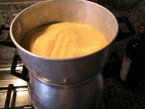 La cuscussiera, il tipico recipiente per la cottura del cous cous