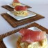 Crostini con crema di piselli e prosciutto crudo