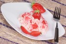 Risotto alle fragole e petali di rose per la Festa della Mamma Risotto alle fragole e petali di rose per la Festa della Mamma