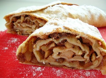 Dolci estivi - Strudel alle mele con gelato alla crema e pinoli