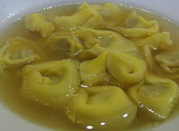 I tortellini in brodo della cucina tradizionale bolognese