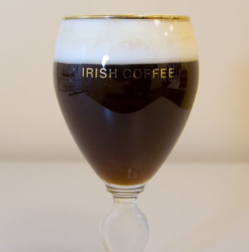 Come si prepara l'Irish coffee in 5 mosse