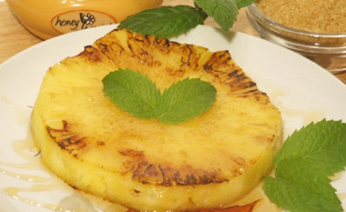 Ananas alla piastra con miele e cannella