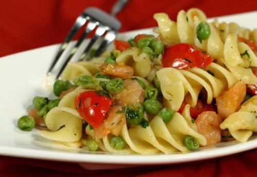 Fusilli con piselli gamberetti e pomodori