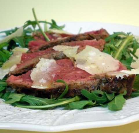 Tagliata di manzo con rucola, grana e aceto balsamico 