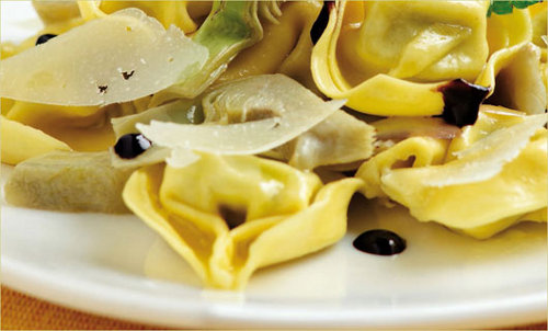 Ravioli con sugo ai carciofi e pecorino