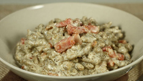 Spatzle di grano saraceno con panna e pancetta