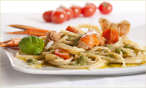 Linguine al pesto con scampi e pomodorini