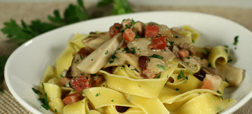 Pappardelle con speck e funghi porcini