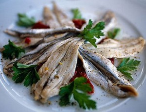 Frisella con pomodori e acciughe sott'olio