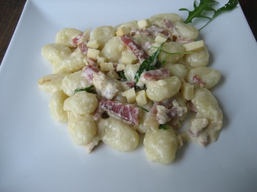 Ricetta gnocchi speck, scamorza e rucola