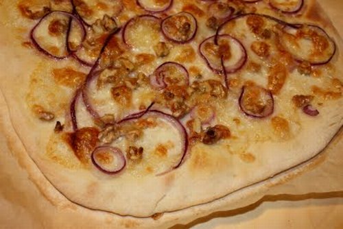 Ricetta pizza al taleggio, cipolle rosse e noci