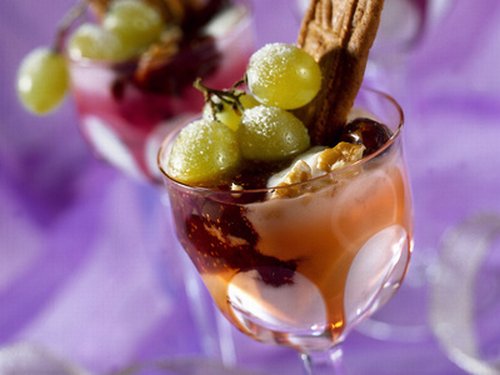 Ricetta coppa di gelato allo yogurt con uva e datteri