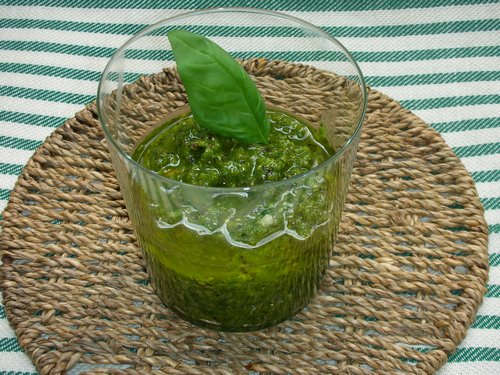 Pesto coi ciuffi di carote ma non ditelo ai genovesi