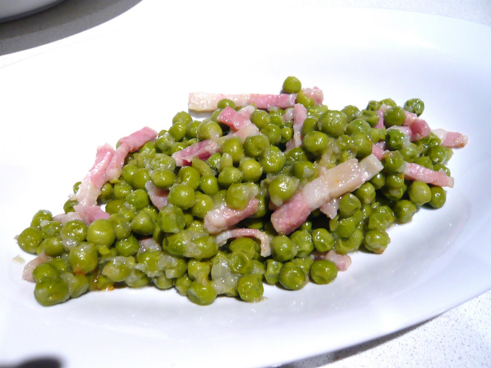 Come si prepara la pasta e piselli alla napoletana