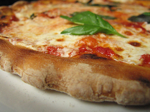 Pizza margherita napoletana