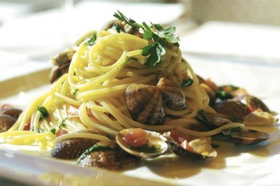 Un primo mari e monti a base di vongole e fiori di zucca