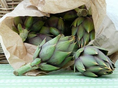 Rigatoni con carciofi, olive nere taggiasche e capperi