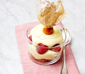 Coppette di pandoro con crema di mascarpone e frutti rossi