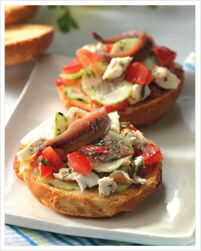 Bruschette di pane al pomodoro e mozzarella di bufala