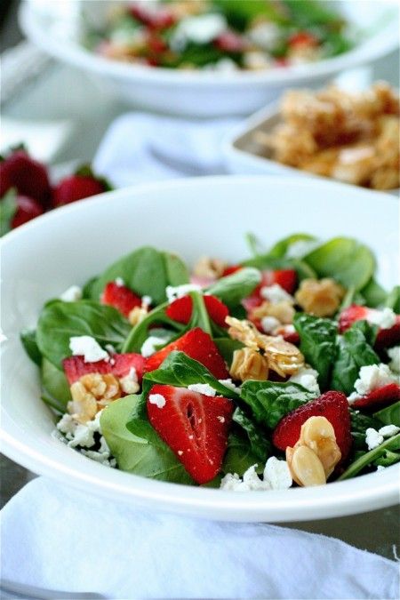 Insalata di spinaci, mandorle e fragole