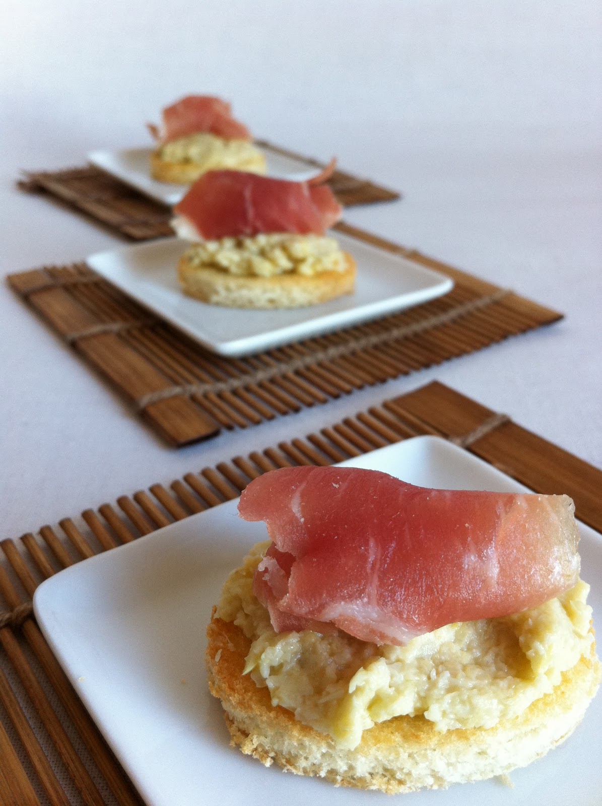 Crostini con crema di piselli e prosciutto crudo