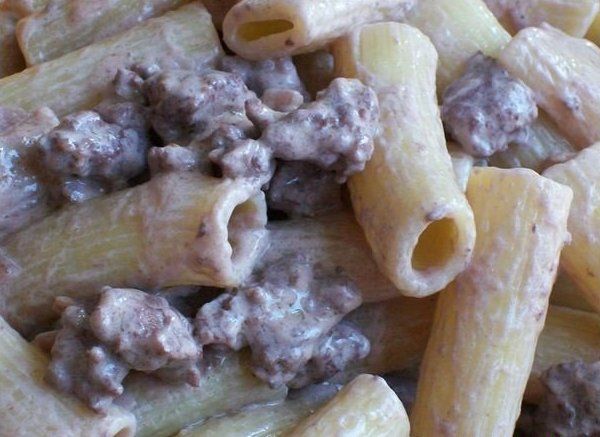 Maccheroni con salsiccia e con carciofi