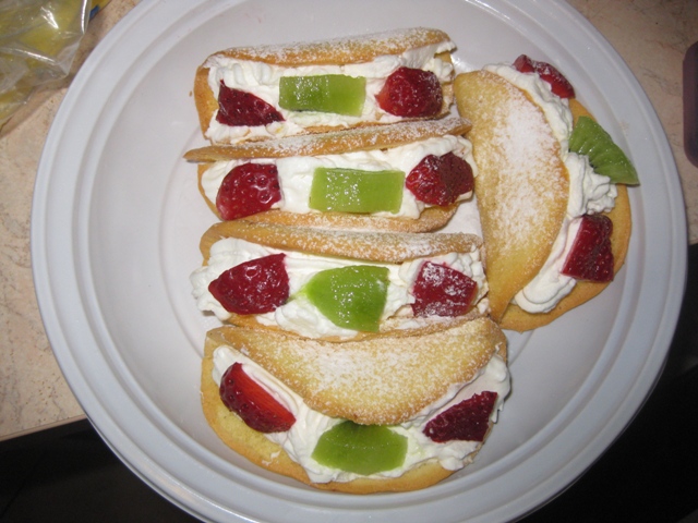 Mezzelune farcite con panna e frutta