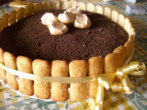 Torta di pavesini con mandorle e amarene