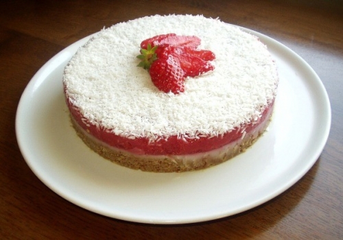 Torta fredda con cocco e fragole