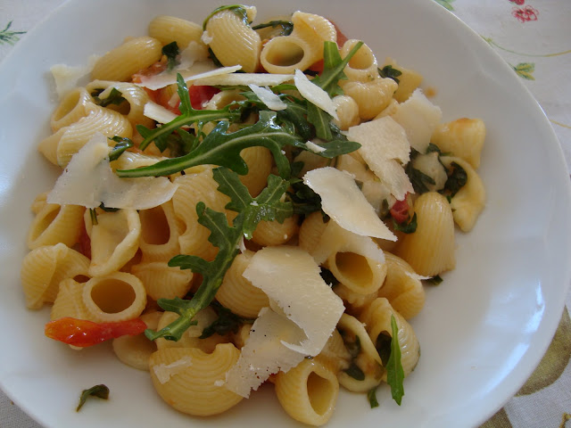 Conchiglie con rucola e pomodorini