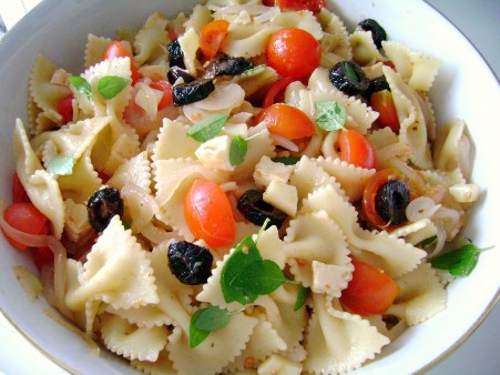 Insalata di pasta con la mozzarella di bufala