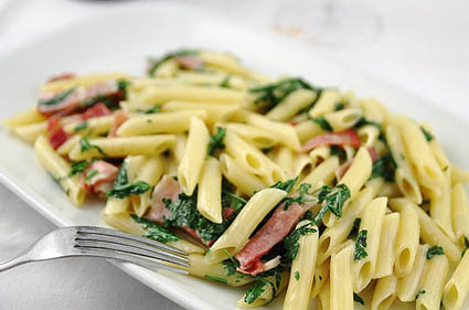 Insalata di pasta con rucola e speck