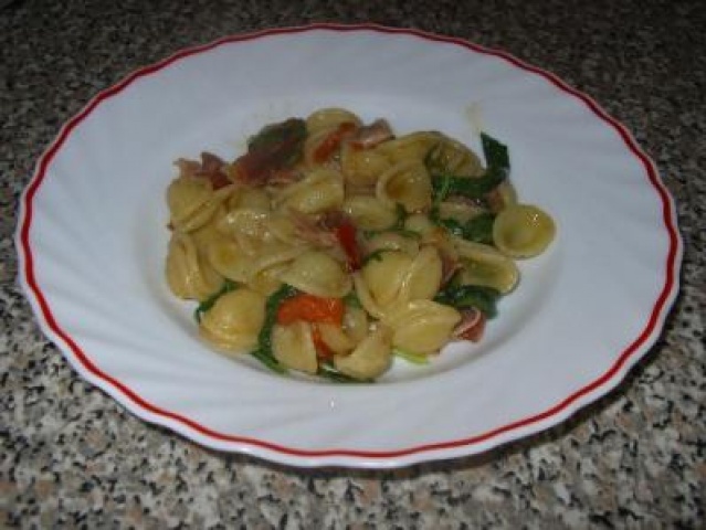 Orecchiette con rucola e salsiccia