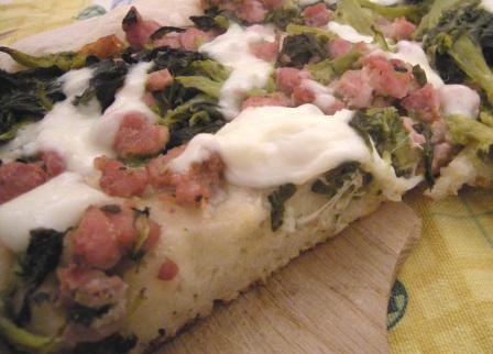 Pizza con broccoletti e salsiccia