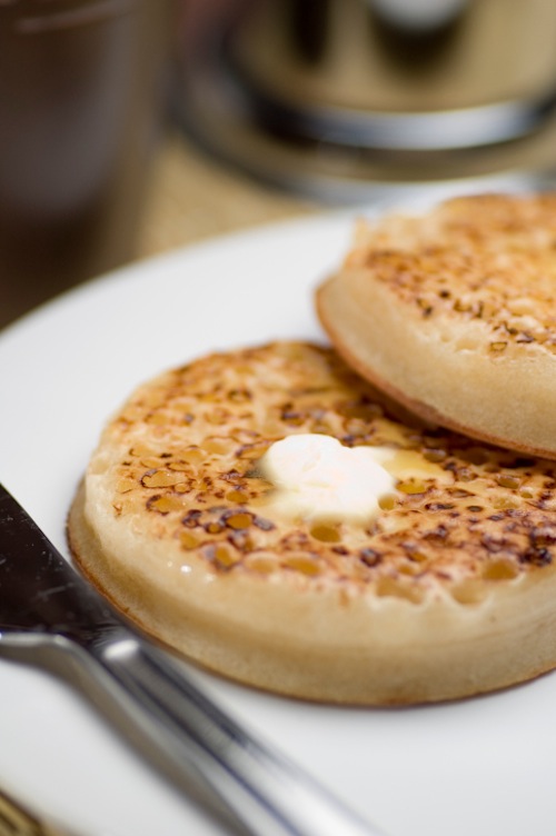 Crumpet al burro di erba cipollina 