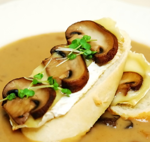 Crostino con funghi e creme fraiche al pepe 