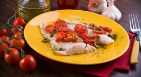 Merluzzo marinato con contorno di patate, olive nere e pomodorini