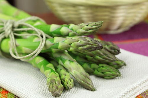 Ricetta della pasta fredda con asparagi e salmone