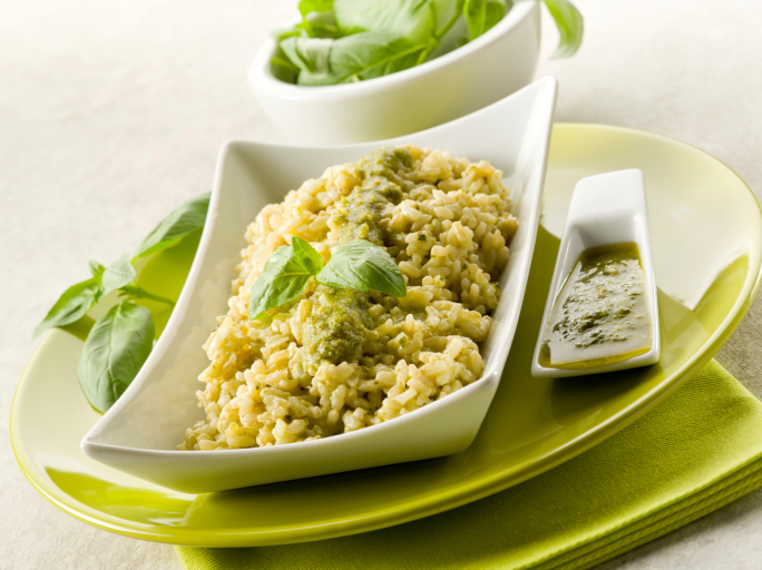 Un pesto ricco con rucola, ricotta, pinoli e pomodori