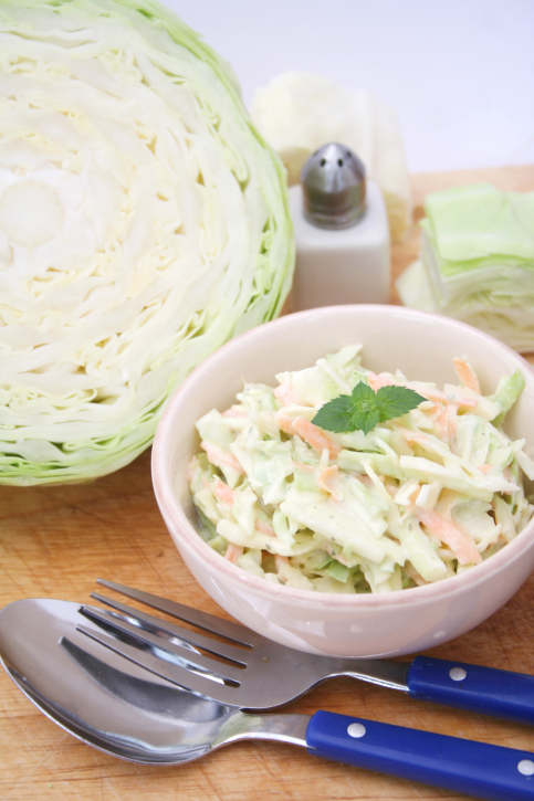 Insalata di cavolo e carote (coleslaw)