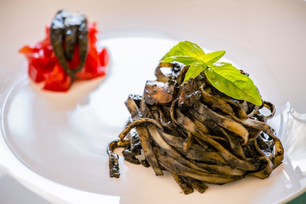 Linguine al nero di seppia e gamberi