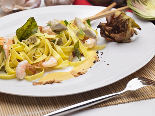 Tagliatelle con gamberi e chips di carciofi