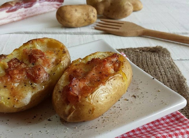 Patate ripiene con pancetta e mozzarella