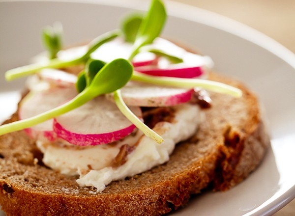 Tartine al ravanello con formaggio di capra dall'EXPO