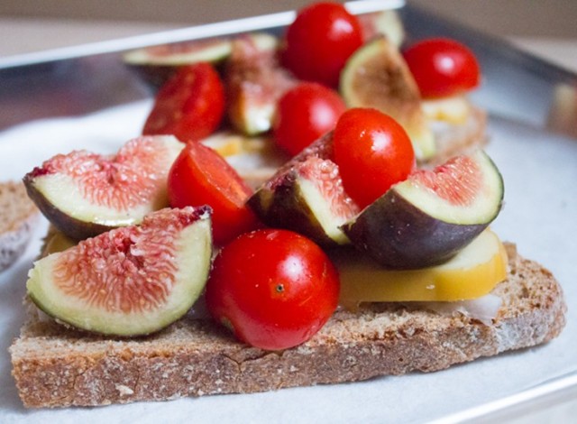 Tra la frutta di stagione il fico, sulle tartine sono è la morte sua