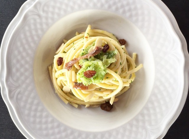 Bucatini al pesto di broccoli, alici e uvetta, leggera leggera