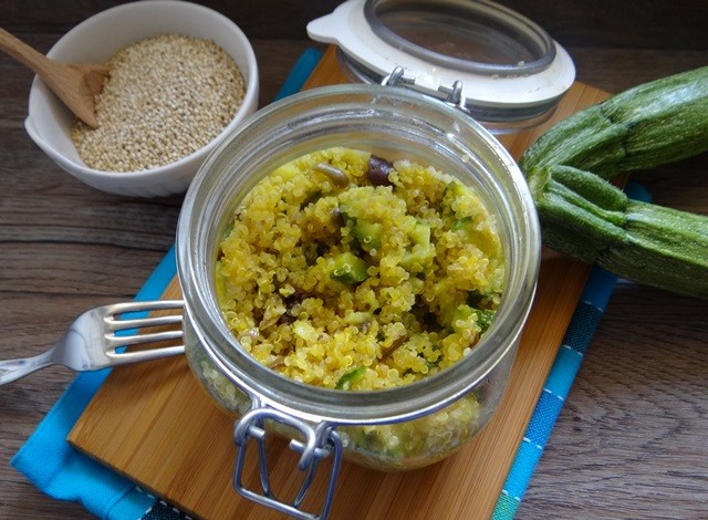 20 minuti per preparare la Quinoa con zucchine e olive