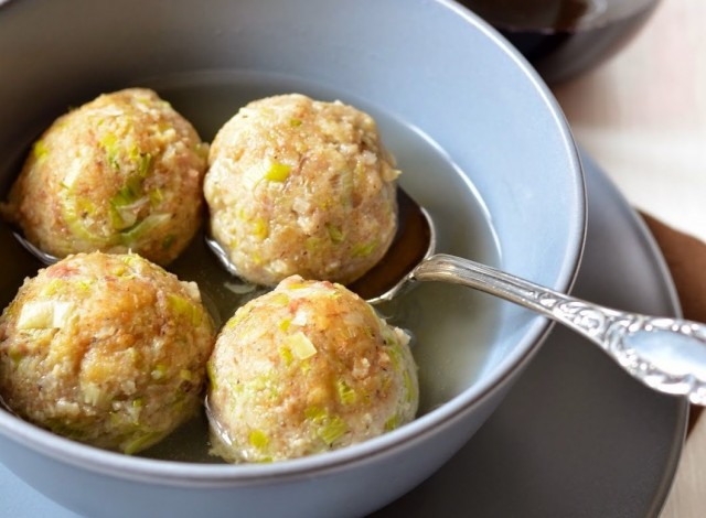 Canederli con salsiccia di Bra e porri di Cervere in brodo leggero speziato