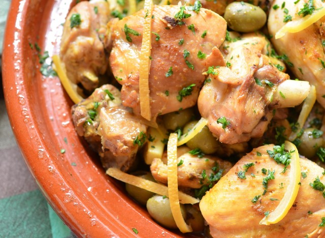 Dal Marocco arriva il tajine di pollo con olive verdi e limoni confit